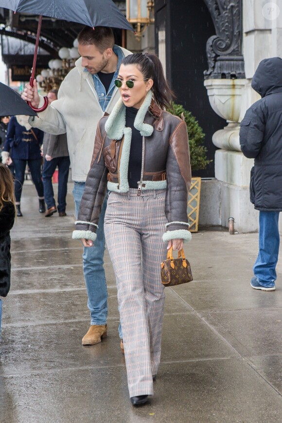 Kourtney Kardashian à Central Park à New York, porte une veste (collection automne-hiver 2003) et des bottines Balenciaga, un pantalon R13 et un mini-sac Louis Vuitton. Le 4 février 2018.
