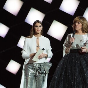 Iris Mittenaere (Miss France et Univers 2016) et Daphné Bürki, la maîtresse de cérémonie - 33ème Cérémonie des Victoires de la Musique à la Seine musicale de Boulogne-Billancourt, France, le 9 février 2018. © Coadic Guirec/Bestimage