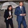 Le prince Harry et sa fiancée Meghan Markle arrivent à pied sous la pluie à la soirée "Endeavour Fund Awards" au Goldsmiths' Hall à Londres le 1er février 2018. © Ray Tang via Zuma Press/Bestimage