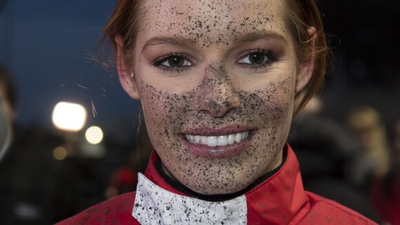 Maëva Coucke (Miss France 2018) couverte de boue et victorieuse face aux ex-Miss