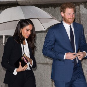 Le prince Harry et sa fiancée Meghan Markle arrivent à pied sous la pluie à la soirée "Endeavour Fund Awards" au Goldsmith Hall à Londres le 1er février 2018.