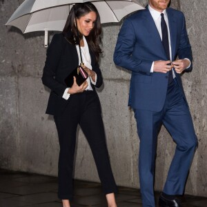 Le prince Harry et sa fiancée Meghan Markle arrivent à pied sous la pluie à la soirée "Endeavour Fund Awards" au Goldsmith Hall à Londres le 1er février 2018.