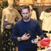 Exclusif - Patrick J. Adams fait du shopping au Grove à Los Angeles, Californie, Etats-Unis, le 5 décembre 2016.