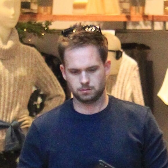 Exclusif - Patrick J. Adams fait du shopping au Grove à Los Angeles, Californie, Etats-Unis, le 5 décembre 2016.