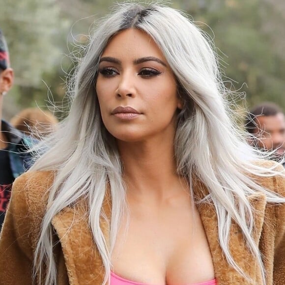 Exclusif - Kim Kardashian achète des fleurs pour la St Valentin au magasin XO Bloom flower à Calabasas, le 14 février 2018  For germany call for price Exclusive - Reality star Kim Kardashian stops by XO Bloom flower shop to grab some Valentine's Day flowers in Calabasas. Kim was rocking a brown fur coat over a pink tube top, grey sweatpants and grey heels. The pink tube top looked to be a size too small as it was almost stretched to its limits. 14th february 201814/02/2018 - Los Angeles