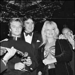 David Hallyday et sa mère Sylvie Vartan avec Tony Scotti à New York en septembre 1985 lors de l'inauguration du Maxim's.