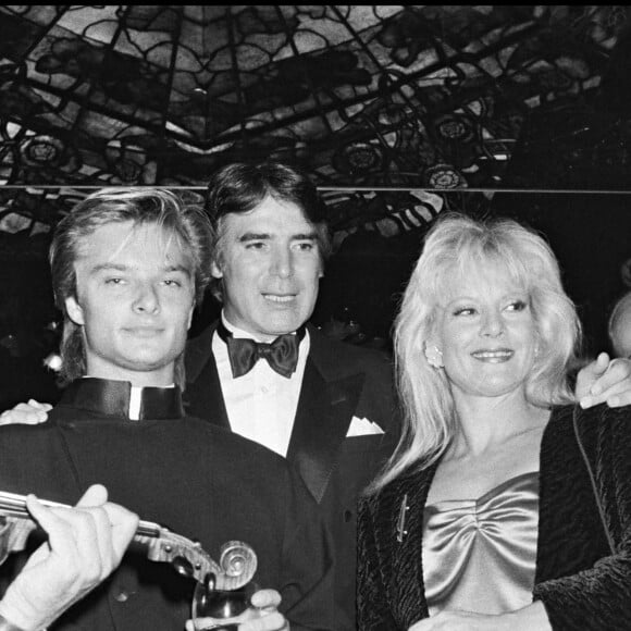 David Hallyday et sa mère Sylvie Vartan avec Tony Scotti à New York en septembre 1985 lors de l'inauguration du Maxim's.