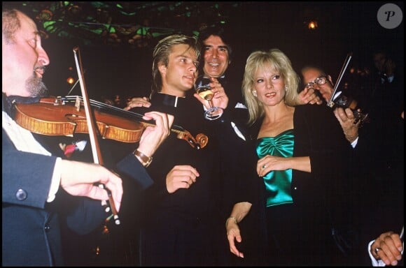 David Hallyday et sa mère Sylvie Vartan avec Tony Scotti à New York en septembre 1985 lors de l'inauguration du Maxim's.