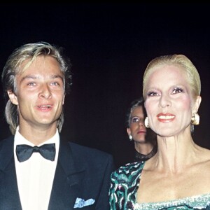 David Hallyday avec sa mère Sylvie Vartan et Tony Scotti en 1985 lors de la soirée du lancement du parfum Poison de Dior.