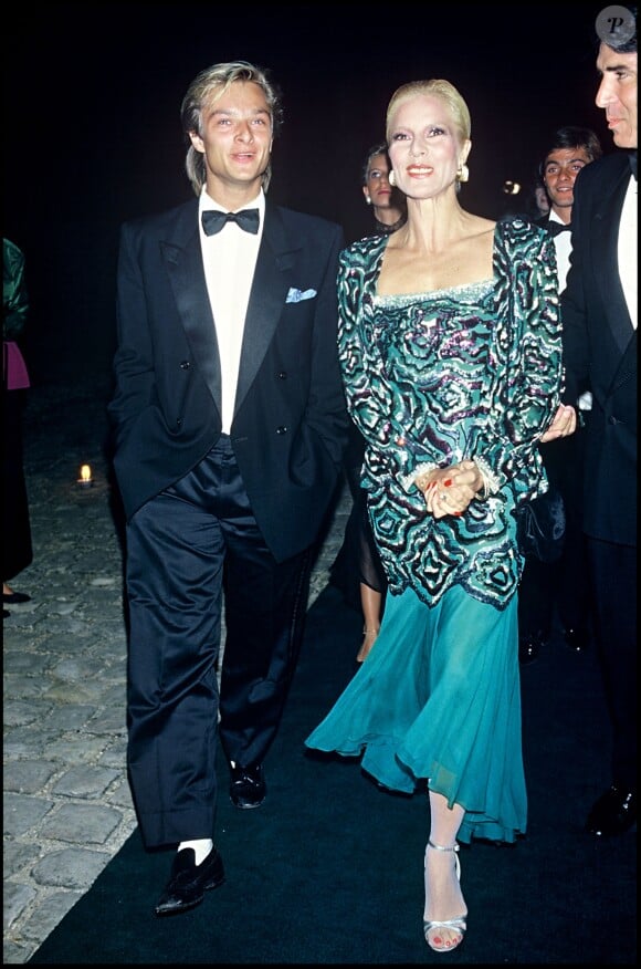 David Hallyday avec sa mère Sylvie Vartan et Tony Scotti en 1985 lors de la soirée du lancement du parfum Poison de Dior.