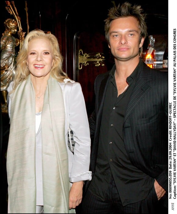Sylvie Vartan et David Hallyday en septembre 2004 lors d'un concert de la chanteuse au Palais des Congrès à Paris.