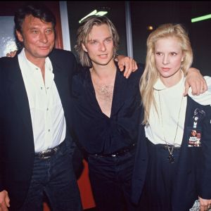 David Hallyday entouré de ses parents Johnny Hallyday et Sylvie Vartan en mars 1991 à Paris lors de sa première tournée.