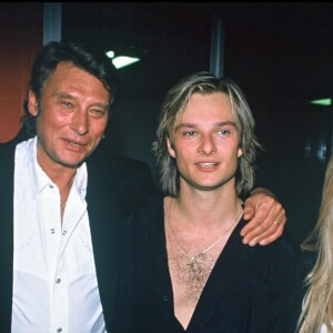 David Hallyday entouré de ses parents Johnny Hallyday et Sylvie Vartan et d'Estelle Lefébure en mars 1991 à Paris lors de sa première tournée.