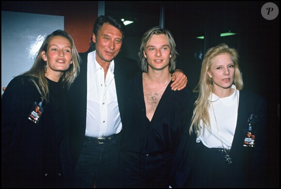 David Hallyday entouré de ses parents Johnny Hallyday et Sylvie Vartan et d'Estelle Lefébure en mars 1991 à Paris lors de sa première tournée.