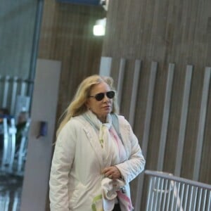 Sylvie Vartan, avec son chien Muffin, arrive en provenance de Los Angeles, à l'aéroport de Paris-Charles-de-Gaulle, le 15 février 2018.