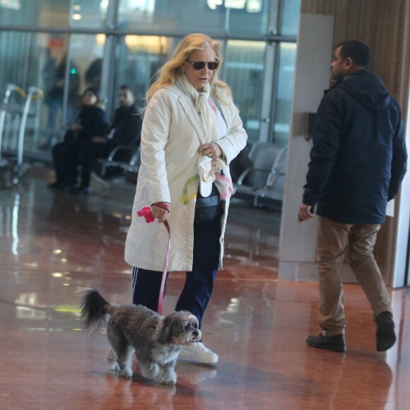 Sylvie Vartan, avec son chien Muffin, arrive en provenance de Los Angeles, à l'aéroport de Paris-Charles-de-Gaulle, le 15 février 2018.