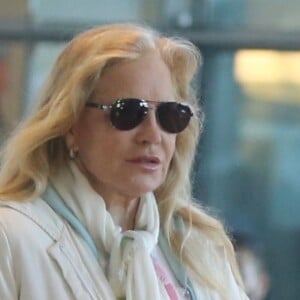 Sylvie Vartan, avec son chien Muffin, arrive en provenance de Los Angeles, à l'aéroport de Paris-Charles-de-Gaulle, le 15 février 2018.