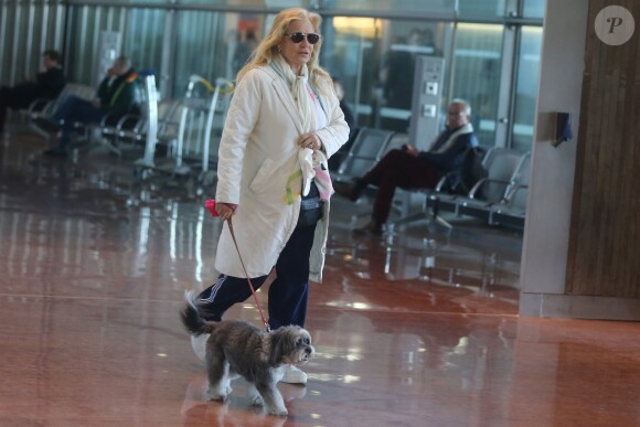 Sylvie Vartan, avec son chien Muffin, arrive en provenance de Los Angeles, à l'aéroport de Paris-Charles-de-Gaulle, le 15 février 2018.