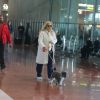 Sylvie Vartan, avec son chien Muffin, arrive en provenance de Los Angeles, à l'aéroport de Paris-Charles-de-Gaulle, le 15 février 2018.