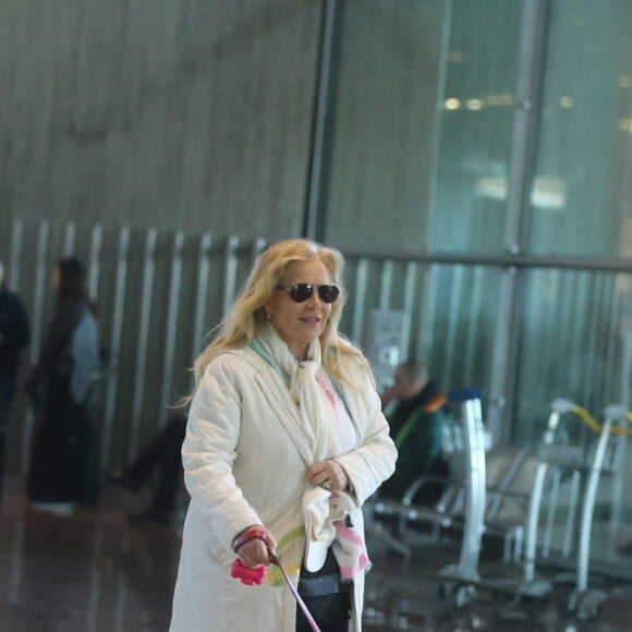 Sylvie Vartan, avec son chien Muffin, arrive en provenance de Los Angeles, à l'aéroport de Paris-Charles-de-Gaulle, le 15 février 2018.