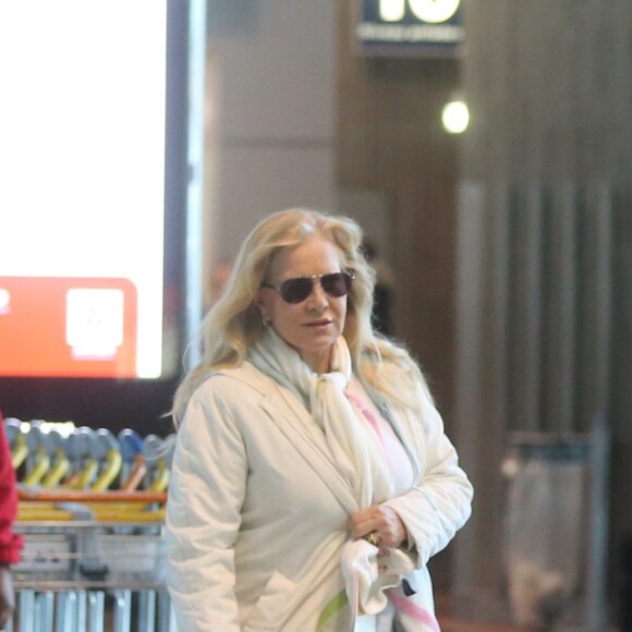 Sylvie Vartan, avec son chien Muffin, arrive en provenance de Los Angeles, à l'aéroport de Paris-Charles-de-Gaulle, le 15 février 2018.