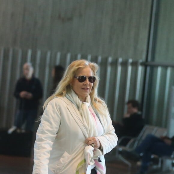 Sylvie Vartan, avec son chien Muffin, arrive en provenance de Los Angeles, à l'aéroport de Paris-Charles-de-Gaulle, le 15 février 2018.