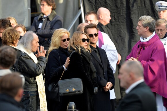 Sylvie Vartan avec Laura Smet et David Hallyday devant l'église de la Madeleine après les obsèques de Johnny Hallyday à Paris le 9 décembre 2017. © Veeren / Bestimage
