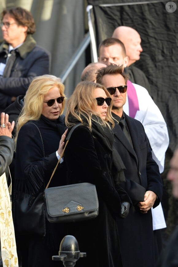 Sylvie Vartan avec Laura Smet et David Hallyday devant l'église de la Madeleine après les obsèques de Johnny Hallyday à Paris le 9 décembre 2017. © Veeren / Bestimage