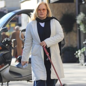 Sylvie Vartan, souriante, devant les photographes à la sortie de l'institut de beauté Carlota avec son chauffeur et son chien Muffin à Paris, le 16 février 2018.