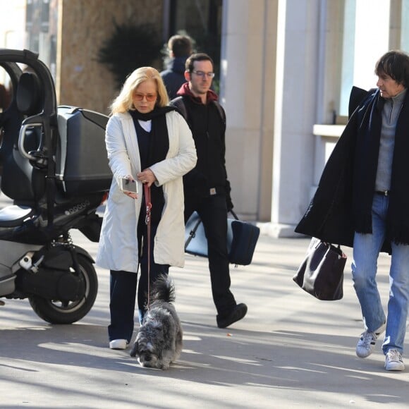 Sylvie Vartan, souriante, devant les photographes à la sortie de l'institut de beauté Carlota avec son chauffeur et son chien Muffin à Paris, le 16 février 2018.