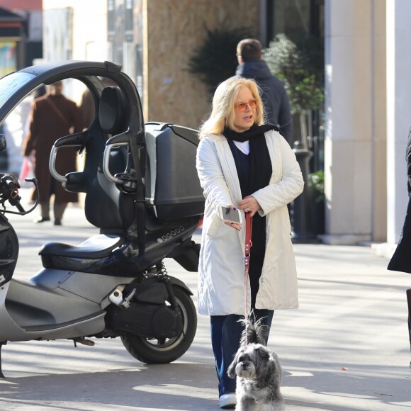 Sylvie Vartan, souriante, devant les photographes à la sortie de l'institut de beauté Carlota avec son chauffeur et son chien Muffin à Paris, le 16 février 2018.