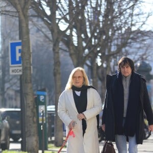 Sylvie Vartan, souriante, devant les photographes à la sortie de l'institut de beauté Carlota avec son chauffeur et son chien Muffin à Paris, le 16 février 2018.