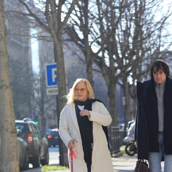 Sylvie Vartan, souriante, devant les photographes à la sortie de l'institut de beauté Carlota avec son chauffeur et son chien Muffin à Paris, le 16 février 2018.