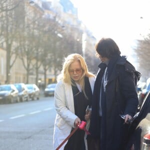 Sylvie Vartan, souriante, devant les photographes à la sortie de l'institut de beauté Carlota avec son chauffeur et son chien Muffin à Paris, le 16 février 2018.