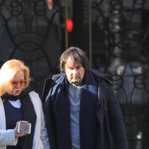 Sylvie Vartan, souriante, devant les photographes à la sortie de l'institut de beauté Carlota avec son chauffeur et son chien Muffin à Paris, le 16 février 2018.