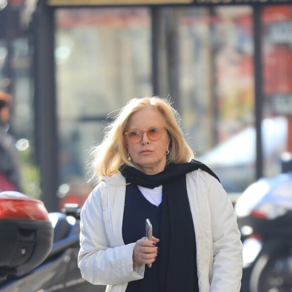 Sylvie Vartan, souriante, devant les photographes à la sortie de l'institut de beauté Carlota avec son chauffeur et son chien Muffin à Paris, le 16 février 2018.