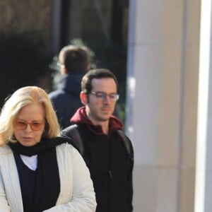 Sylvie Vartan, souriante, devant les photographes à la sortie de l'institut de beauté Carlota avec son chauffeur et son chien Muffin à Paris, le 16 février 2018.