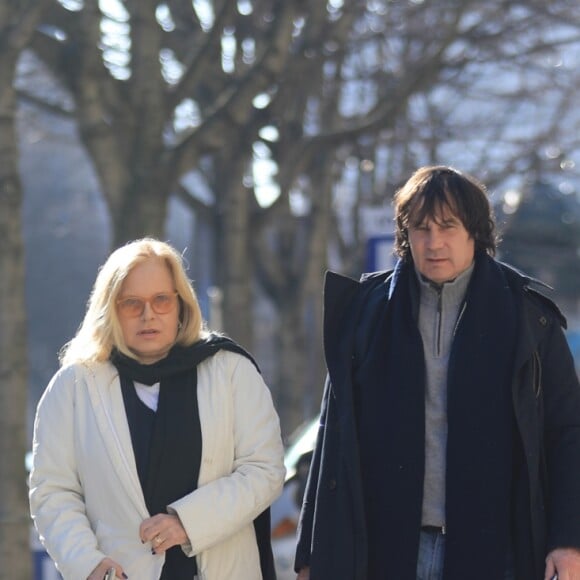 Sylvie Vartan, souriante, devant les photographes à la sortie de l'institut de beauté Carlota avec son chauffeur et son chien Muffin à Paris, le 16 février 2018.