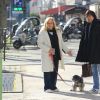 Sylvie Vartan, souriante, devant les photographes à la sortie de l'institut de beauté Carlota avec son chauffeur et son chien Muffin à Paris, le 16 février 2018.