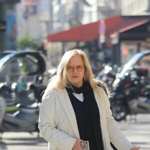 Sylvie Vartan, souriante, devant les photographes à la sortie de l'institut de beauté Carlota avec son chauffeur et son chien Muffin à Paris, le 16 février 2018.