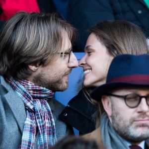 Ophélie Meunier et son mari Mathieu Vergne dans les tribunes du match PSG - Strasbourg (5-2) au Parc des Princes à Paris le 17 février 2018, une semaine jour pour jour après leur mariage à la mairie du XVIIe arrondissement.