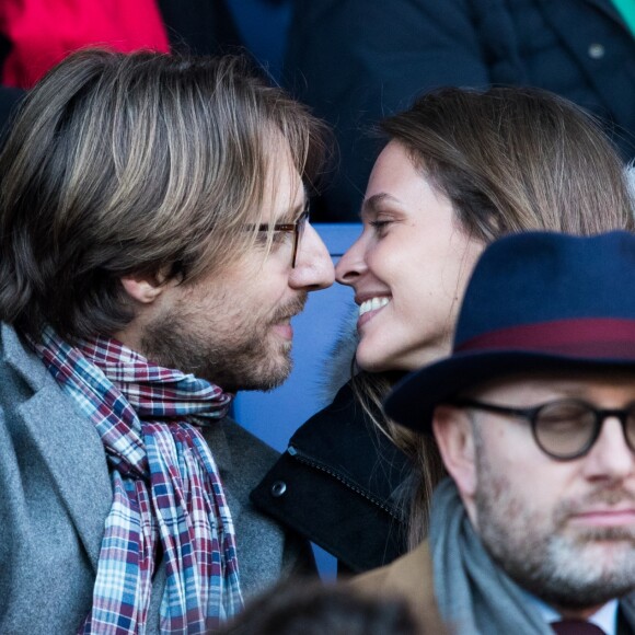 Ophélie Meunier et son mari Mathieu Vergne dans les tribunes du match PSG - Strasbourg (5-2) au Parc des Princes à Paris le 17 février 2018, une semaine jour pour jour après leur mariage à la mairie du XVIIe arrondissement.