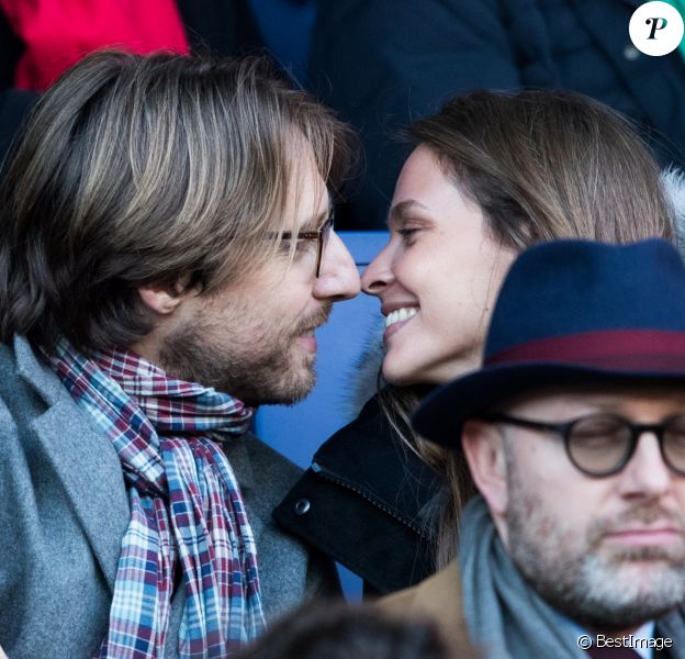 Ophélie Meunier et son mari Mathieu Vergne dans les tribunes du match PSG - Strasbourg (5-2) au Parc des Princes à Paris le 17 février 2018, une semaine jour pour jour après leur mariage à la mairie du XVIIe arrondissement.
