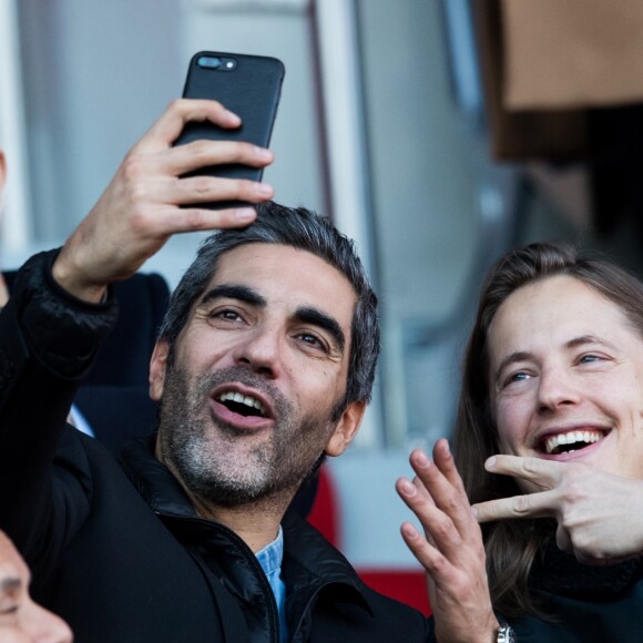 Ary Abittan et Pierre Sarkozy dans les tribunes du match PSG - Strasbourg (5-2) au Parc des Princes à Paris le 17 février 2018.