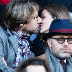 Ophélie Meunier et son mari Mathieu Vergne dans les tribunes du match PSG - Strasbourg (5-2) au Parc des Princes à Paris le 17 février 2018, une semaine jour pour jour après leur mariage à la mairie du XVIIe arrondissement.