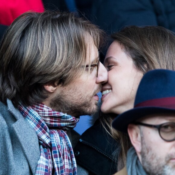 Ophélie Meunier et son mari Mathieu Vergne dans les tribunes du match PSG - Strasbourg (5-2) au Parc des Princes à Paris le 17 février 2018, une semaine jour pour jour après leur mariage à la mairie du XVIIe arrondissement.