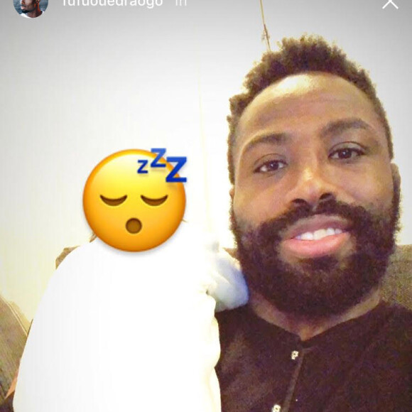 Le compagnon d'Ariane Brodier pose fièrement avec leur bébé. Février 2018