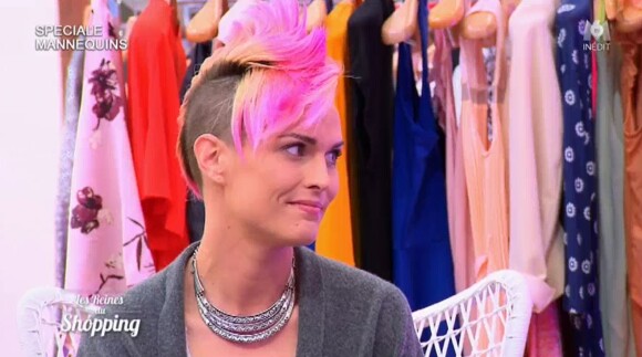 Émeline des "Reines du shopping" (M6) avec sa crête rose.