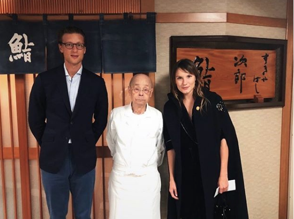 Ana Girardot et son chéri Arthur de Villepin avec le chef Jiro Ono.