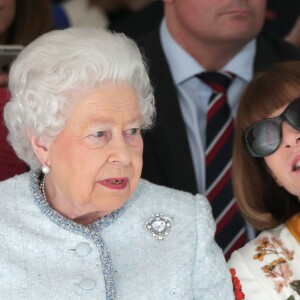 La reine Elizabeth II au défilé Richard Quinn lors de la Fashion Week de Londres le 20 février 2018. Lors du show, la souveraine était entourée de Caroline Rush (British Fashion Council) et de la papesse de la mode Anna Wintour. La reine était présente pour remettre au styliste le premier "prix Elizabeth II de la mode", une récompense qui sera désormais décernée tous les ans à un nouveau talent du secteur.